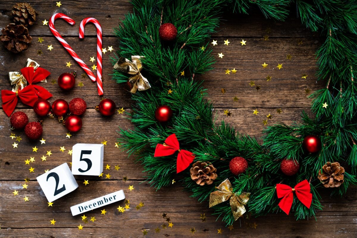 making a christmas wreath with your own hands han 2024 10 20 10 33 11 utc